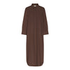 Lyon kjolen er en lang udgave af FRAUs Lyon skjorte, som er en kæmpe favorit i Balsalen. Denne er i farven 'coffee quartz', som er en mørkebrun farve