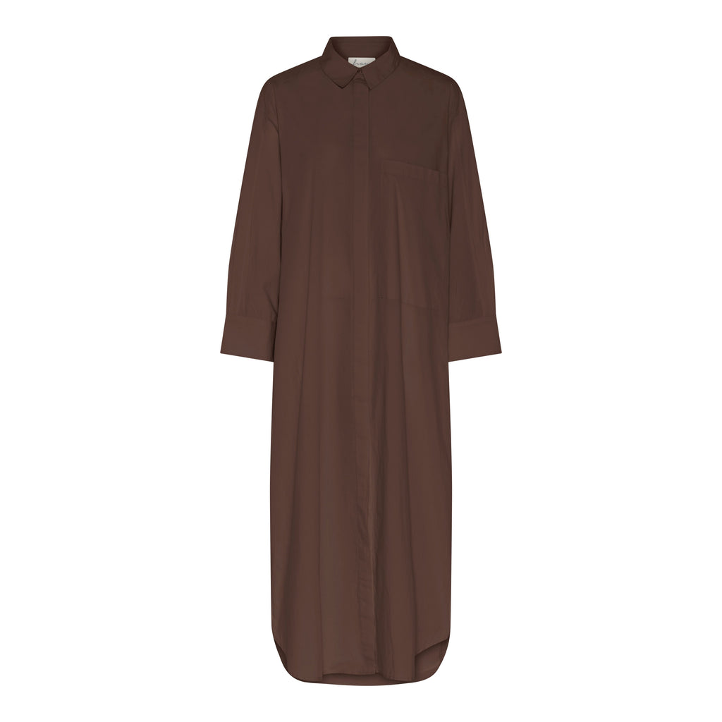 Lyon kjolen er en lang udgave af FRAUs Lyon skjorte, som er en kæmpe favorit i Balsalen. Denne er i farven 'coffee quartz', som er en mørkebrun farve