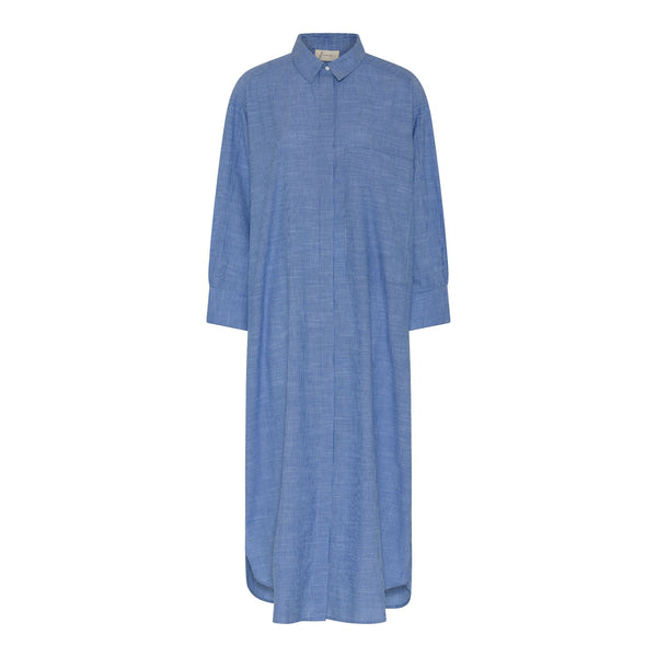 Lyon kjolen er en lang udgave af FRAUs Lyon skjorte, som er en kæmpe favorit i Balsalen. Denne er i farven 'medium blue stripe', som er en blå og hvid stribet kjole