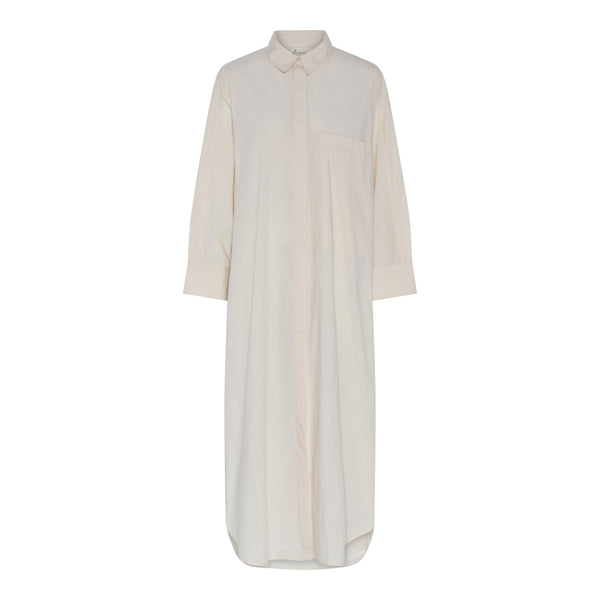 Lyon kjolen er en lang udgave af FRAUs Lyon skjorte, som er en kæmpe favorit i Balsalen. Denne er i farven 'tapioca', som er en cremehvid farve