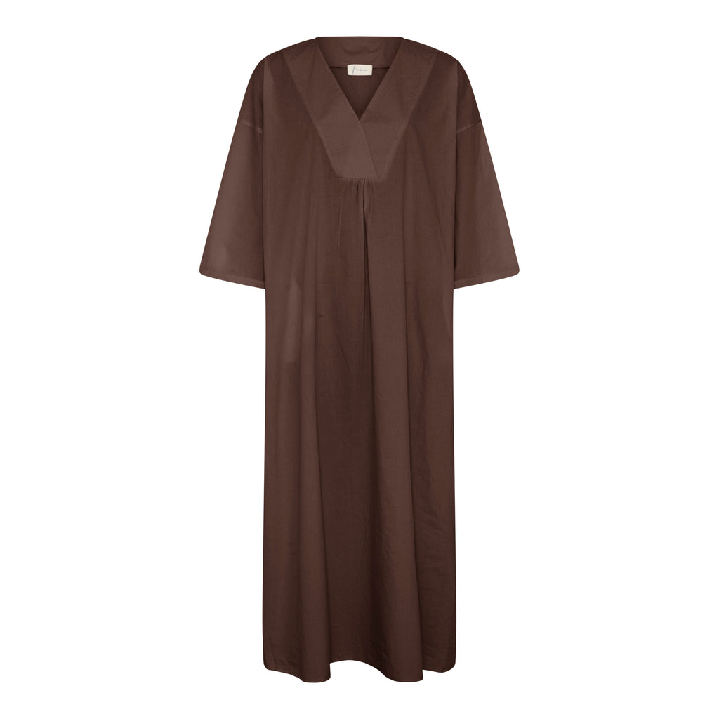 Palma er en lang, enkel kjole med V-udskæring fortil og vide kimonoærmer. Kjolen har to sidelommer. Denne er i en brun farve