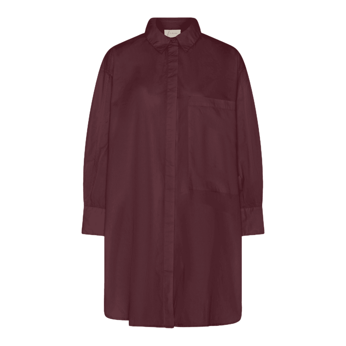 Lyon skjorten fra FRAU er en lang skjorte med lange ærmer og en stor lomme på brystet. Den er i farven &