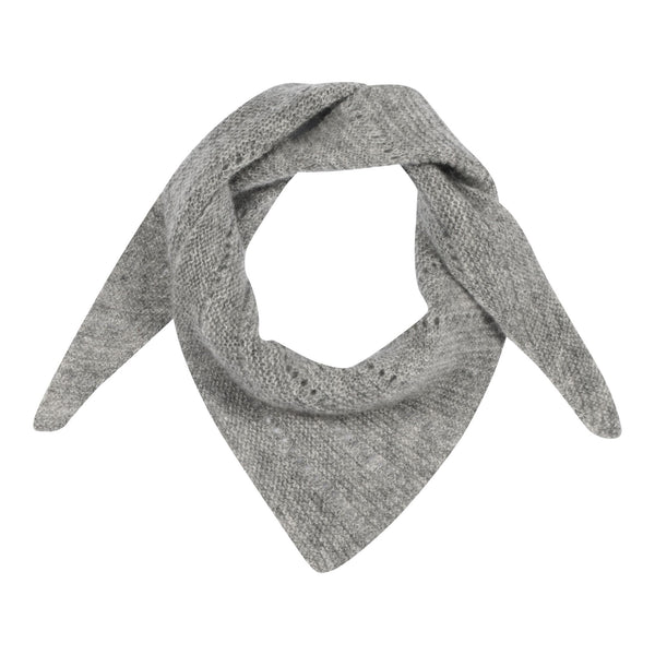 Dette lille tørklæde med hulmønster bliver med sikkerhed dit foretrukne tørklæde på de kolde dage. Dette er i farven 'elephant', som er grå farve