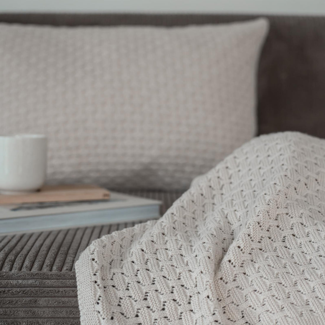 Strikket pude fra By LOHN