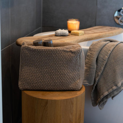 Strikket toilettaske fra By LOHN