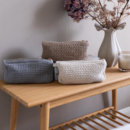 Strikket toilettaske fra By LOHN