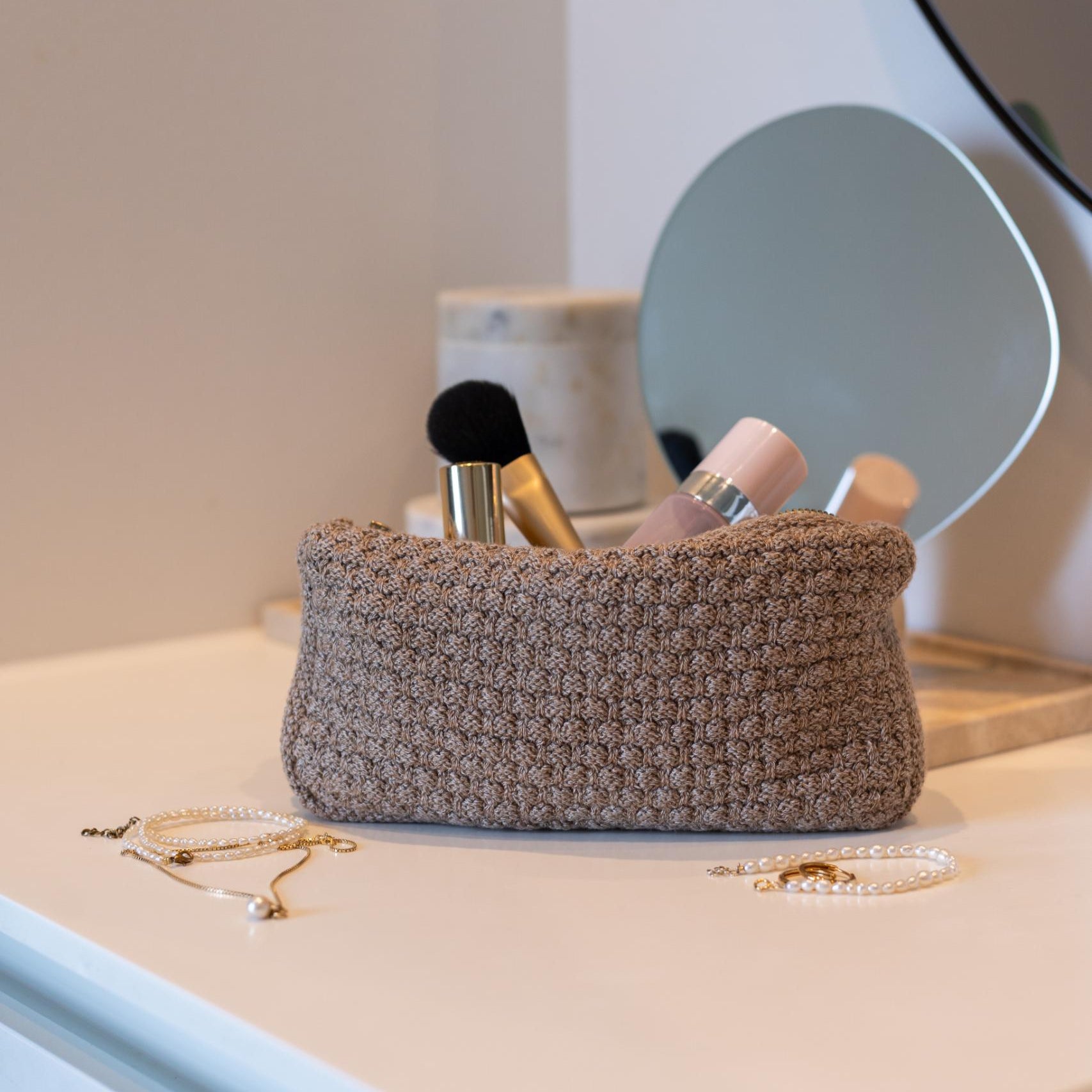 Strikket toilettaske fra By LOHN