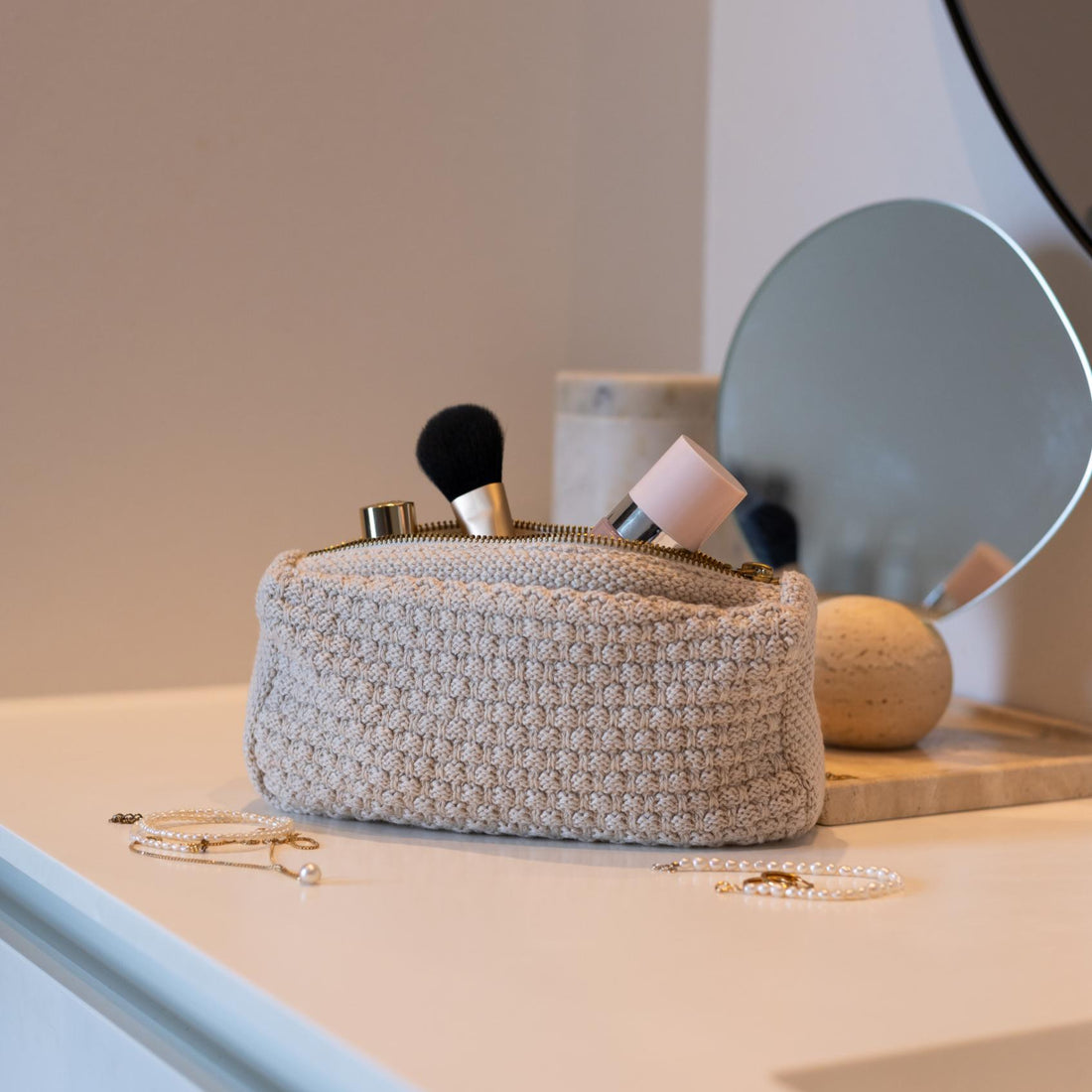 Strikket toilettaske fra By LOHN