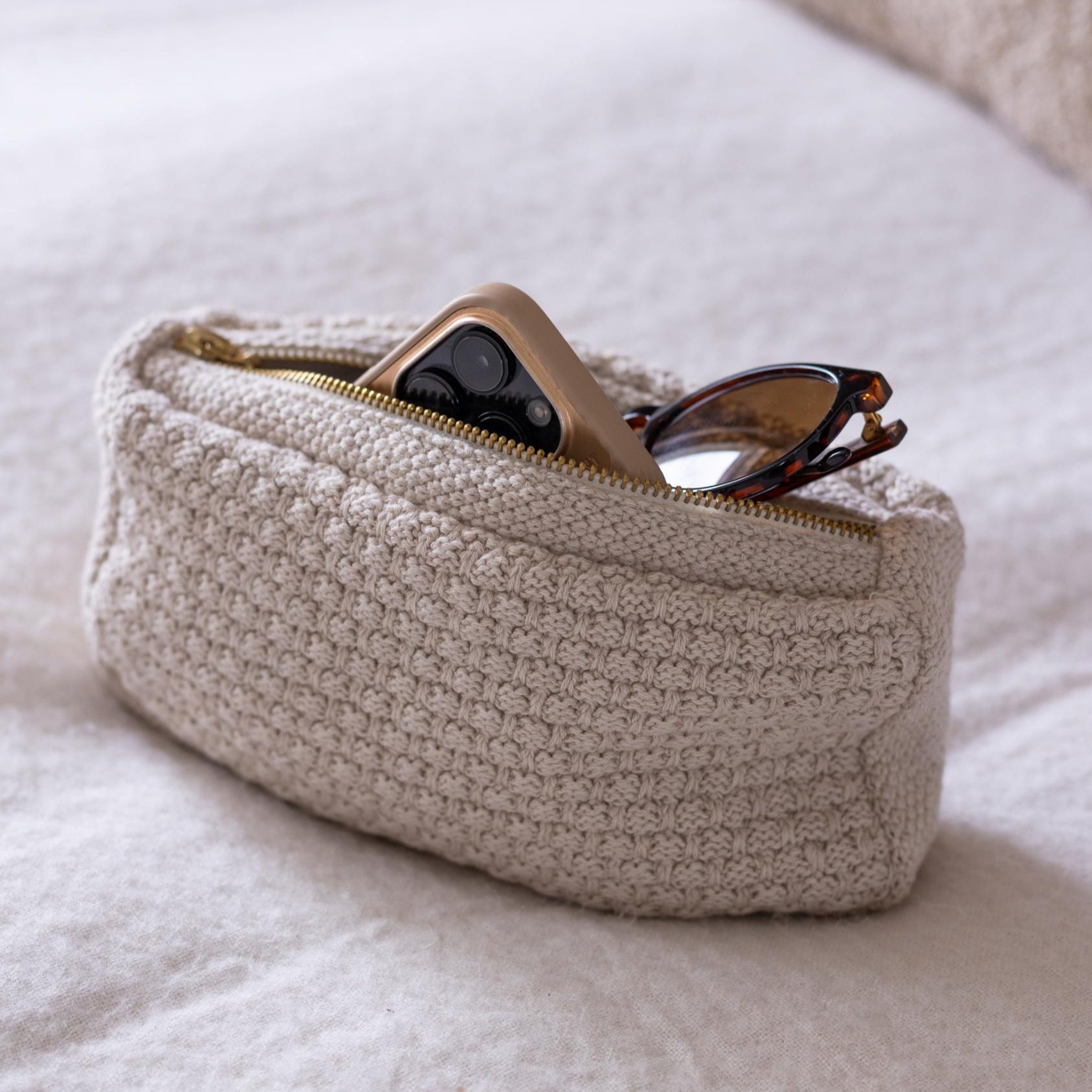 Strikket toilettaske fra By LOHN