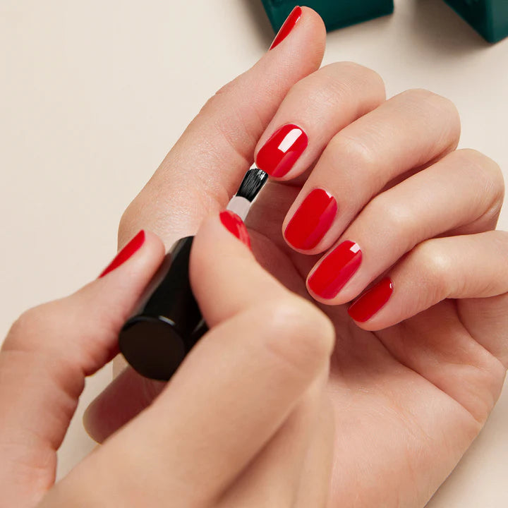 En vegansk top coat som giver glans og geleffekt