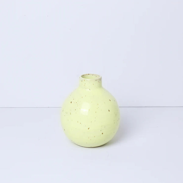 En lille rund keramik vase fra Bornholms Keramikfabrik i gul