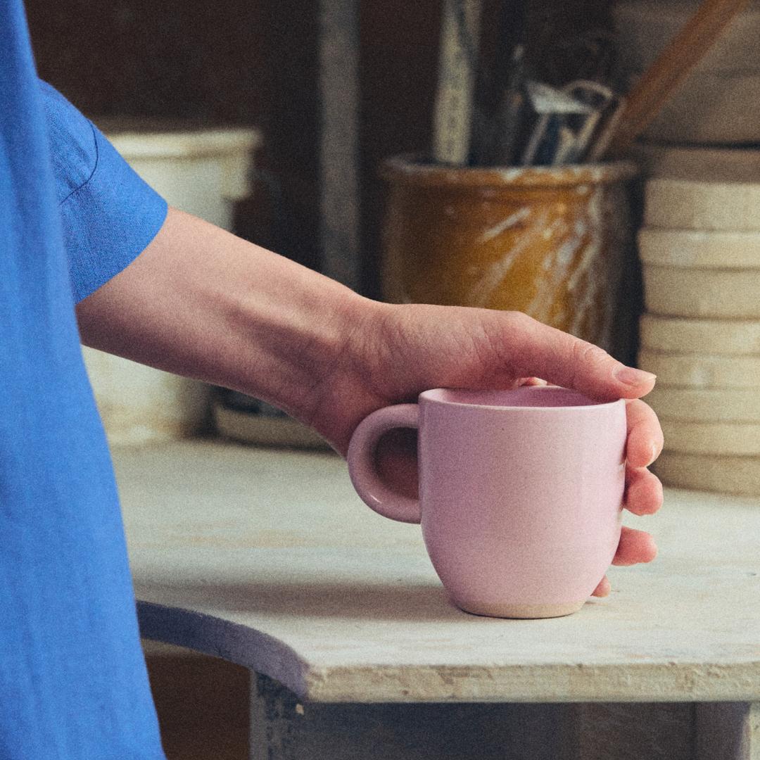 Julie Damhus Oda rund kop i pink glasur, eksklusivt samarbejde med Soft Rebels, håndlavet keramik