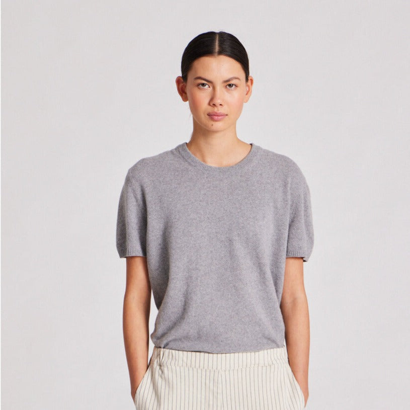 Ellia en lysegrå kortærmet t-shirt strik bluse i cashmere. Blusen har rund hals og kortærmede ærmer.