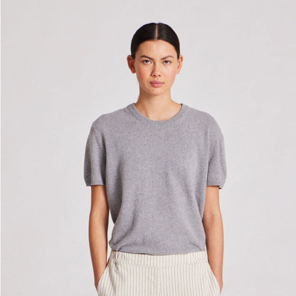 Ellia en lysegrå kortærmet t-shirt strik bluse i cashmere. Blusen har rund hals og kortærmede ærmer. 