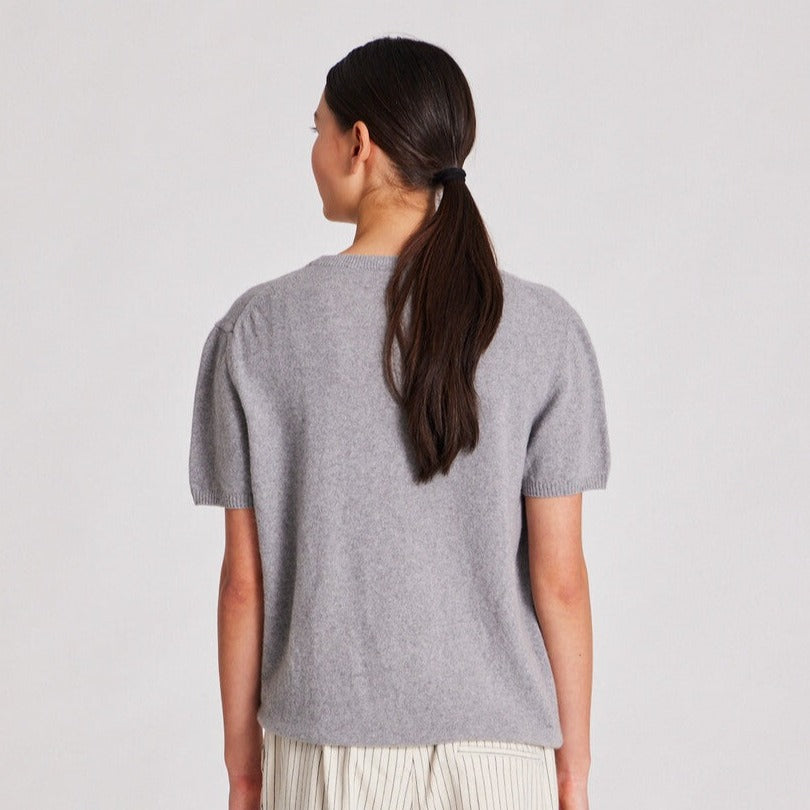 Ellia en lysegrå kortærmet t-shirt strik bluse i cashmere. Blusen har rund hals og kortærmede ærmer.