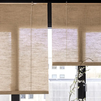 Rullegardin i jute fra Color &amp; Co med naturlig struktur og 50% lysfiltrering