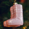 Julekugle formet som store snestøvler i pink