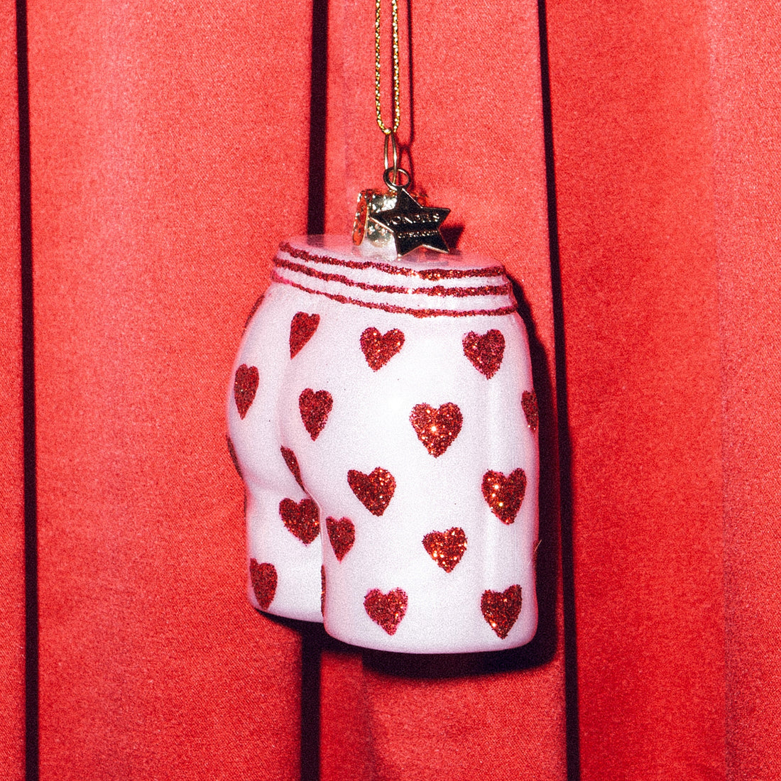 Julekugle formet som boxershorts i pink med en masse små røde hjerter