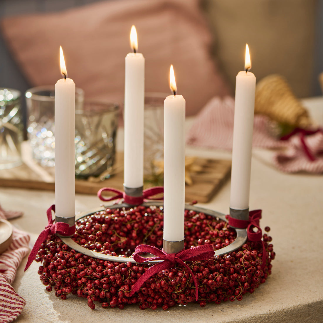 Krans af røde træperler - perfekt som juledekoration