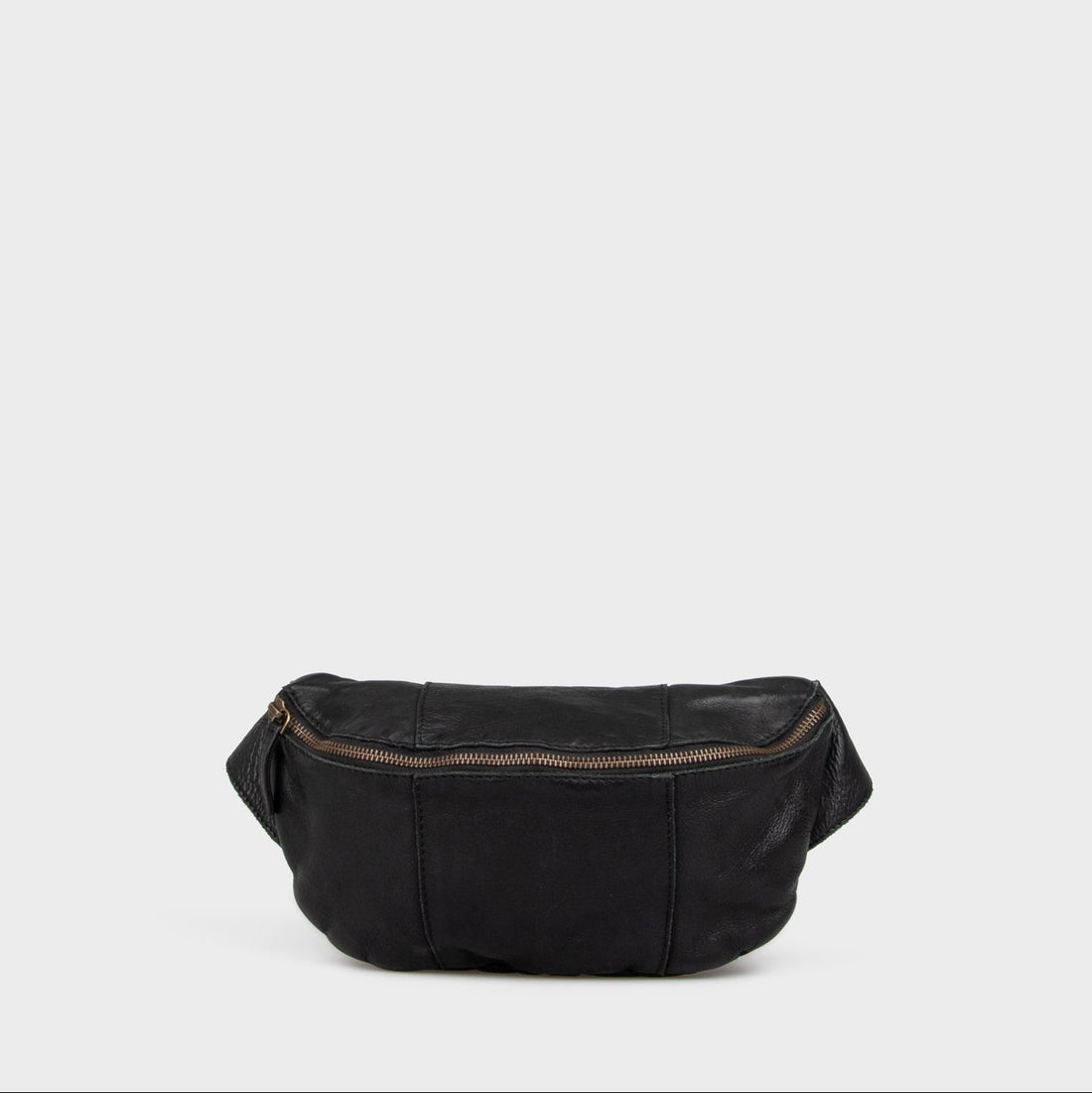 Sort bumbag i læder fra montana med lynlåslukning og justerbar rem set forfra