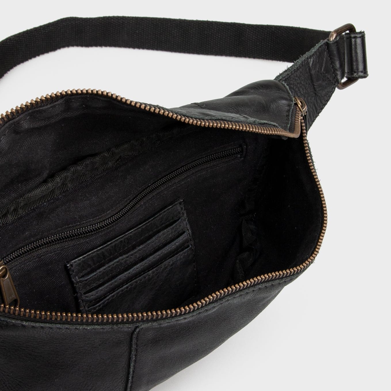Klassisk sort bumbag taske fra montana i glat læder med minimalistisk look