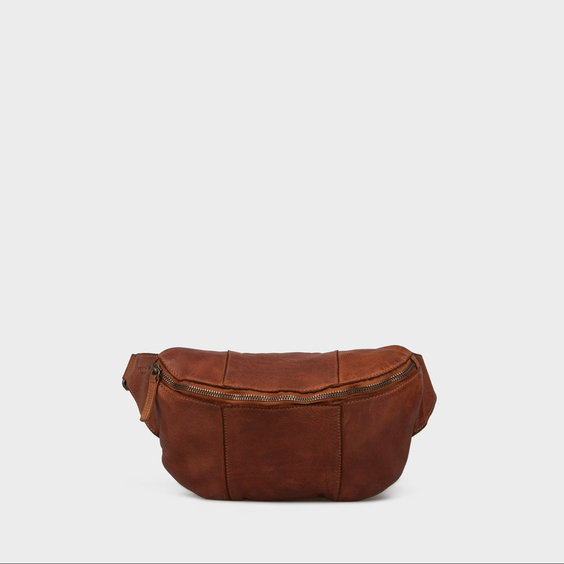 brun bumbag i læder fra montana med lynlåslukning og justerbar rem set forfra