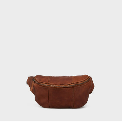 brun bumbag i læder fra montana med lynlåslukning og justerbar rem set forfra