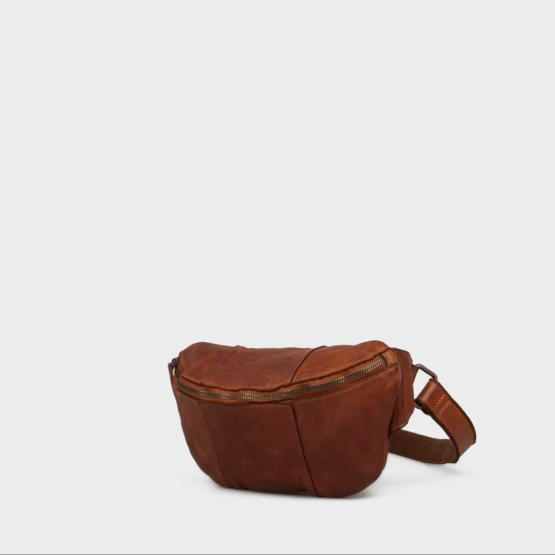 Montana bumbag i cognacfarvet læder med blødt, patineret udtryk og frontlynlås