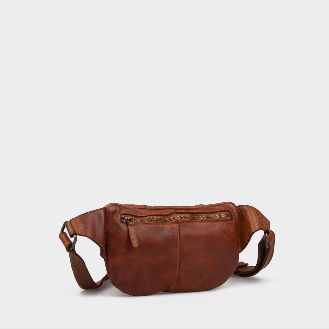 Læder bumbag fra montana i varm brun nuance med rummeligt hovedrum