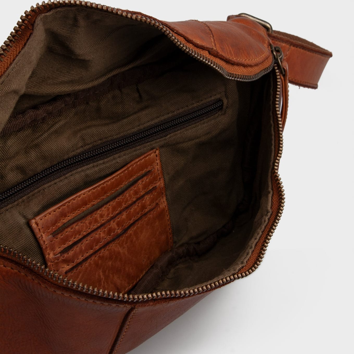 Klassisk bumbag taske fra montana i glat brun læder med diskret design