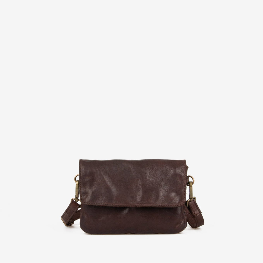 Emory tasken fra MONTANA ESt. 1957 er en lille skuldertaske med aftagelige stropper, som gør, at den nemt kan blive en lille clutch