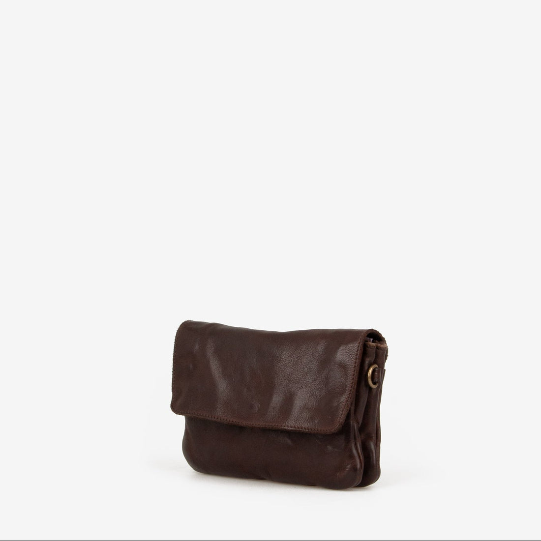 Emory tasken fra MONTANA ESt. 1957 er en lille skuldertaske med aftagelige stropper, som gør, at den nemt kan blive en lille clutch