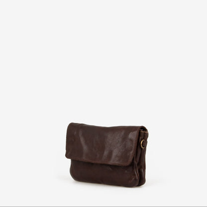 Emory tasken fra MONTANA ESt. 1957 er en lille skuldertaske med aftagelige stropper, som gør, at den nemt kan blive en lille clutch