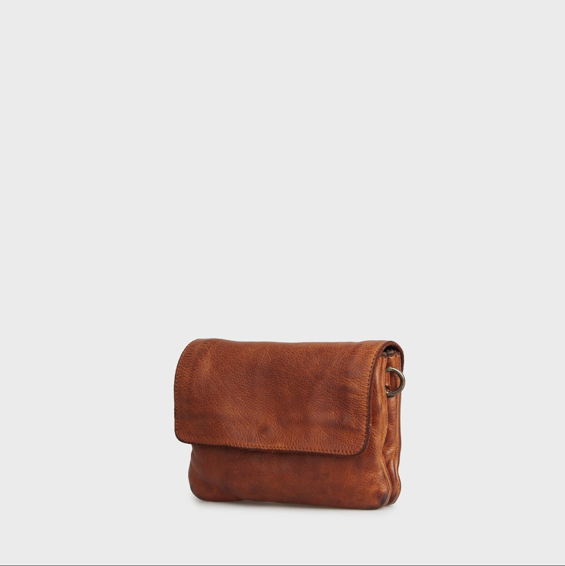 Emory tasken fra MONTANA ESt. 1957 er en lille skuldertaske med aftagelige stropper, som gør, at den nemt kan blive en lille clutch. Denne er i en lysebrun farve
