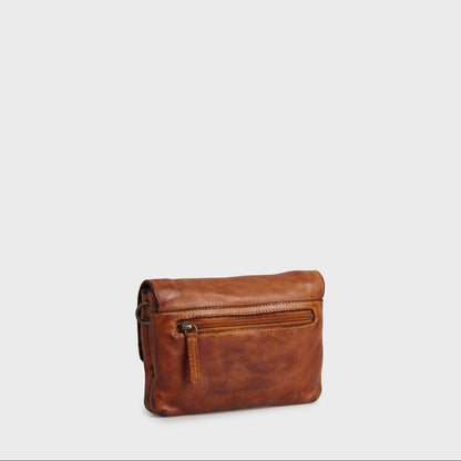Emory tasken fra MONTANA ESt. 1957 er en lille skuldertaske med aftagelige stropper, som gør, at den nemt kan blive en lille clutch. Denne er i en lysebrun farve