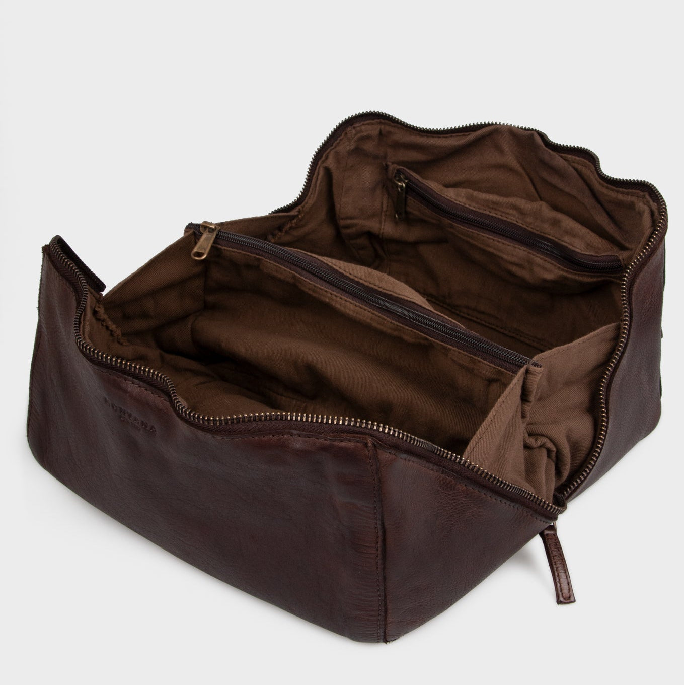 Dillon er en stor og rummelig toilettaske i mørkebrun fra MONTANA Est. 1957