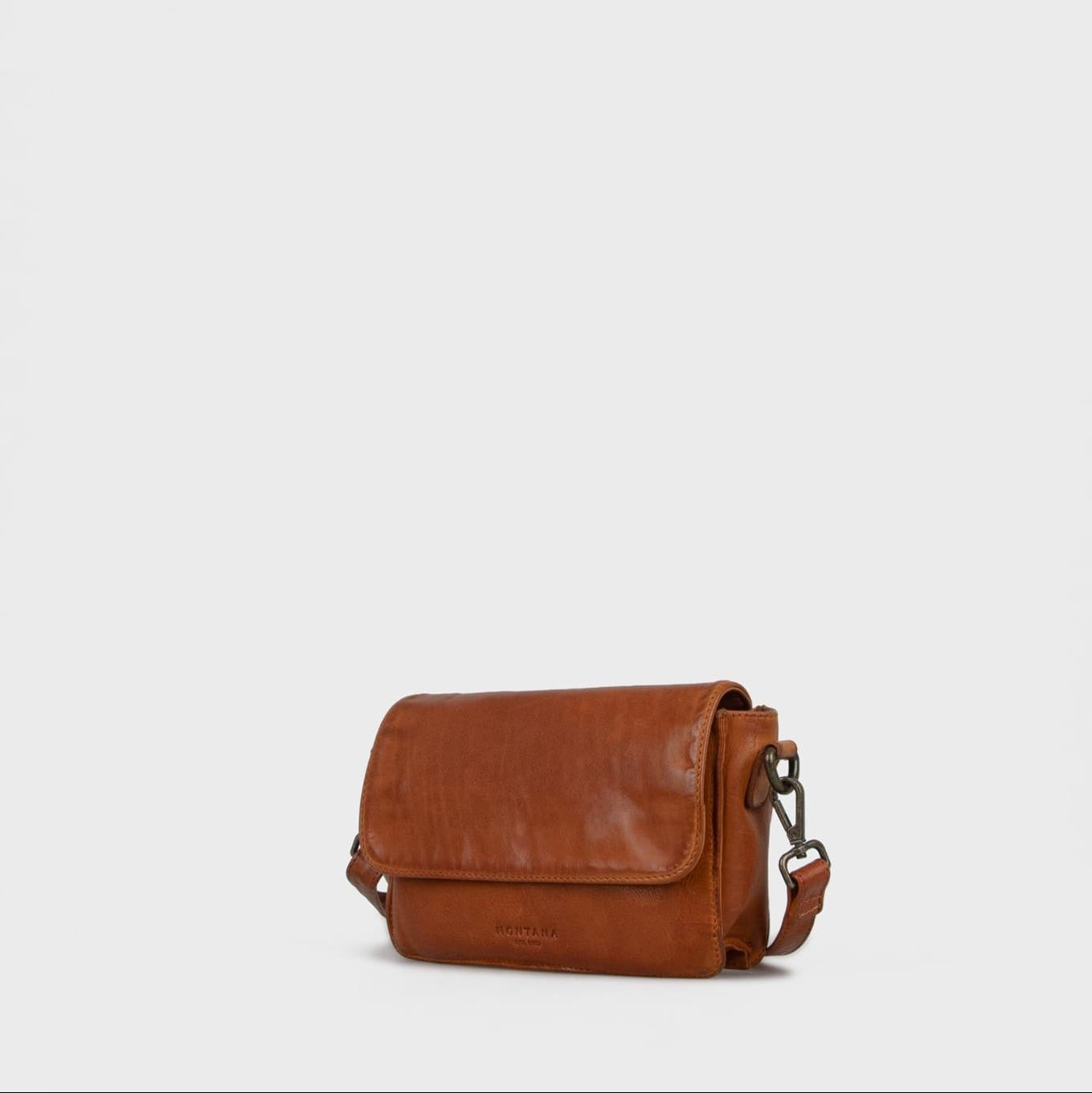 Lille crossbody taske i cognacfarvet læder fra Montana Est. 1957 med enkelt og klassisk design.