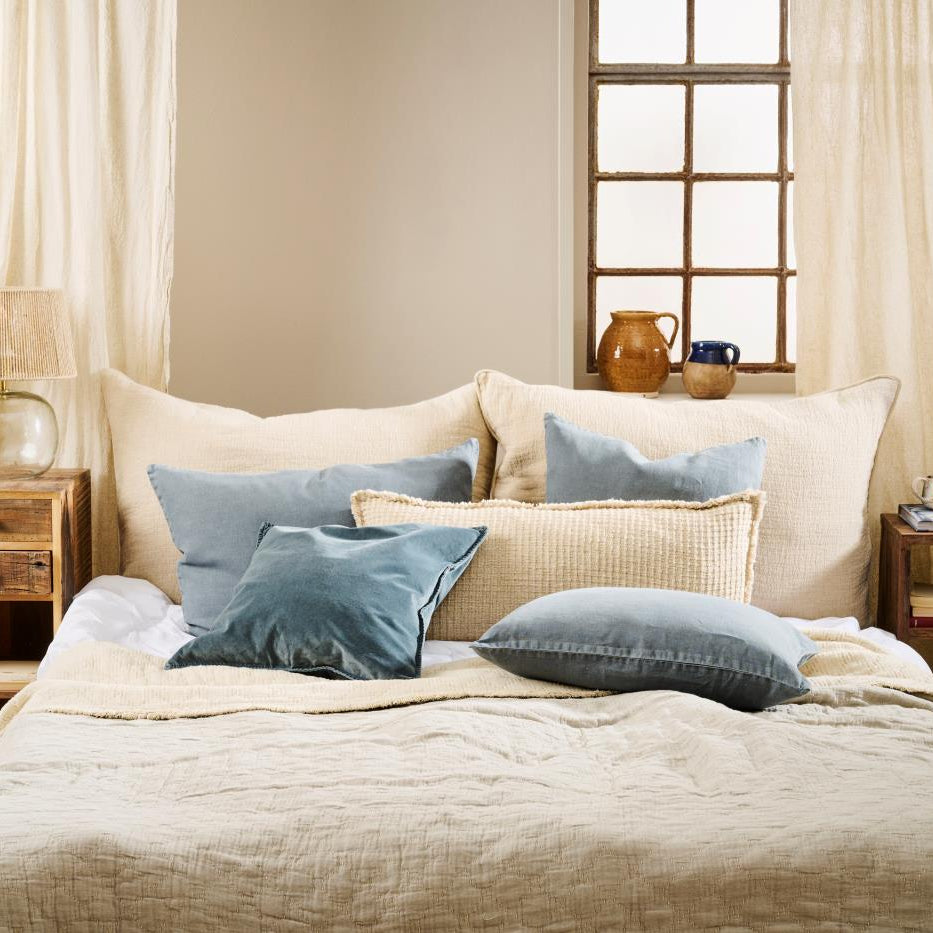 Hør pude i blå i sengen