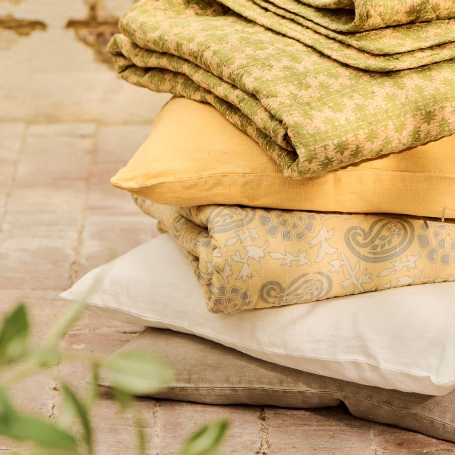 Mønstret tæppe fra Ib Laursen i sart gul med grå og hvid mønster