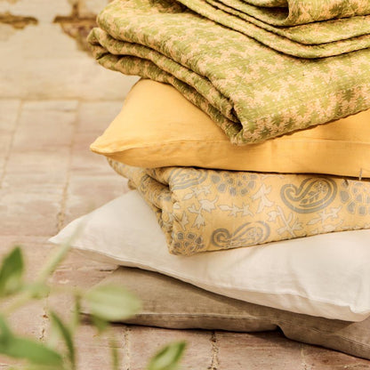 Mønstret tæppe fra Ib Laursen i sart gul med grå og hvid mønster