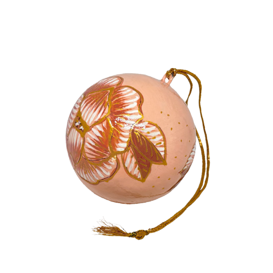 En julekugle fra Balsalens eget mærke. Denne er malet i hånden med motiv af Ella Skovs blomst. Julekuglen er i terracotta farver. Dette er den lille variant