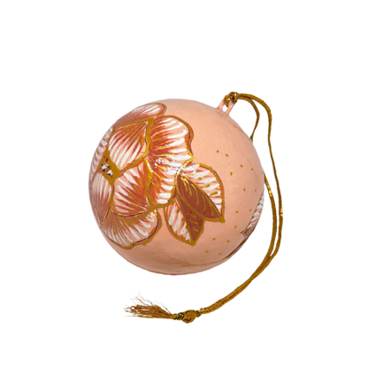 En julekugle fra Balsalens eget mærke. Denne er malet i hånden med motiv af Ella Skovs blomst. Julekuglen er i terracotta farver. Dette er den lille variant