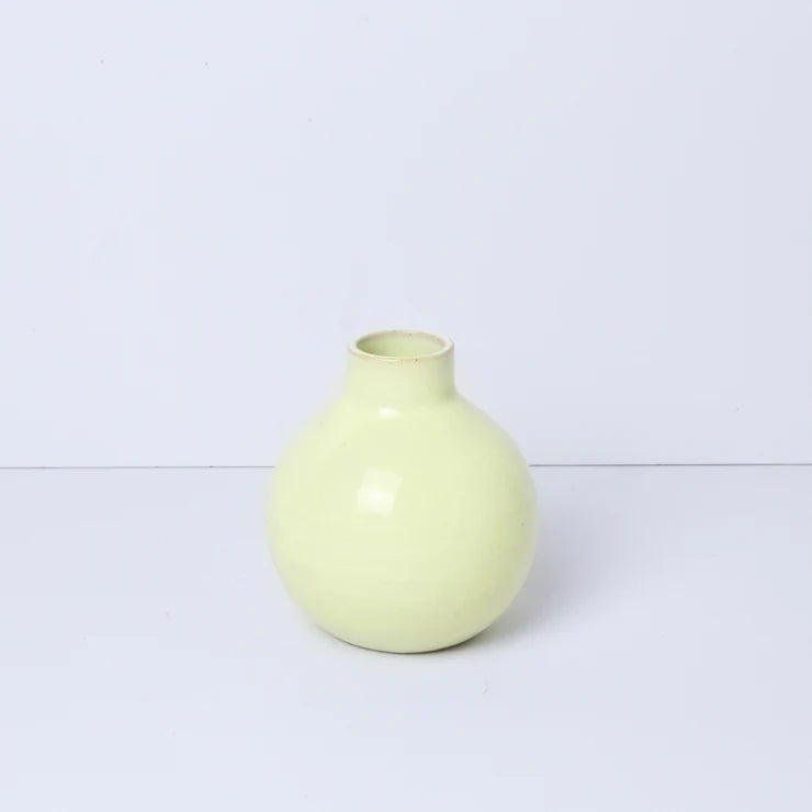 En lille rund keramik vase i gul fra Bornholm Keramikfabrik
