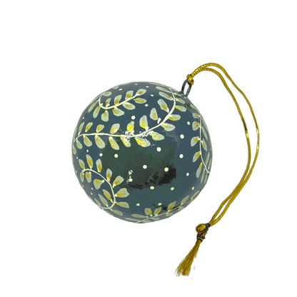 En julekugle fra Balsalens eget mærke. Denne er malet i hånden med motiv af Ella Skov. Julekuglen er i grønne farver og med motiv af små fjer. Dette er den lille variant