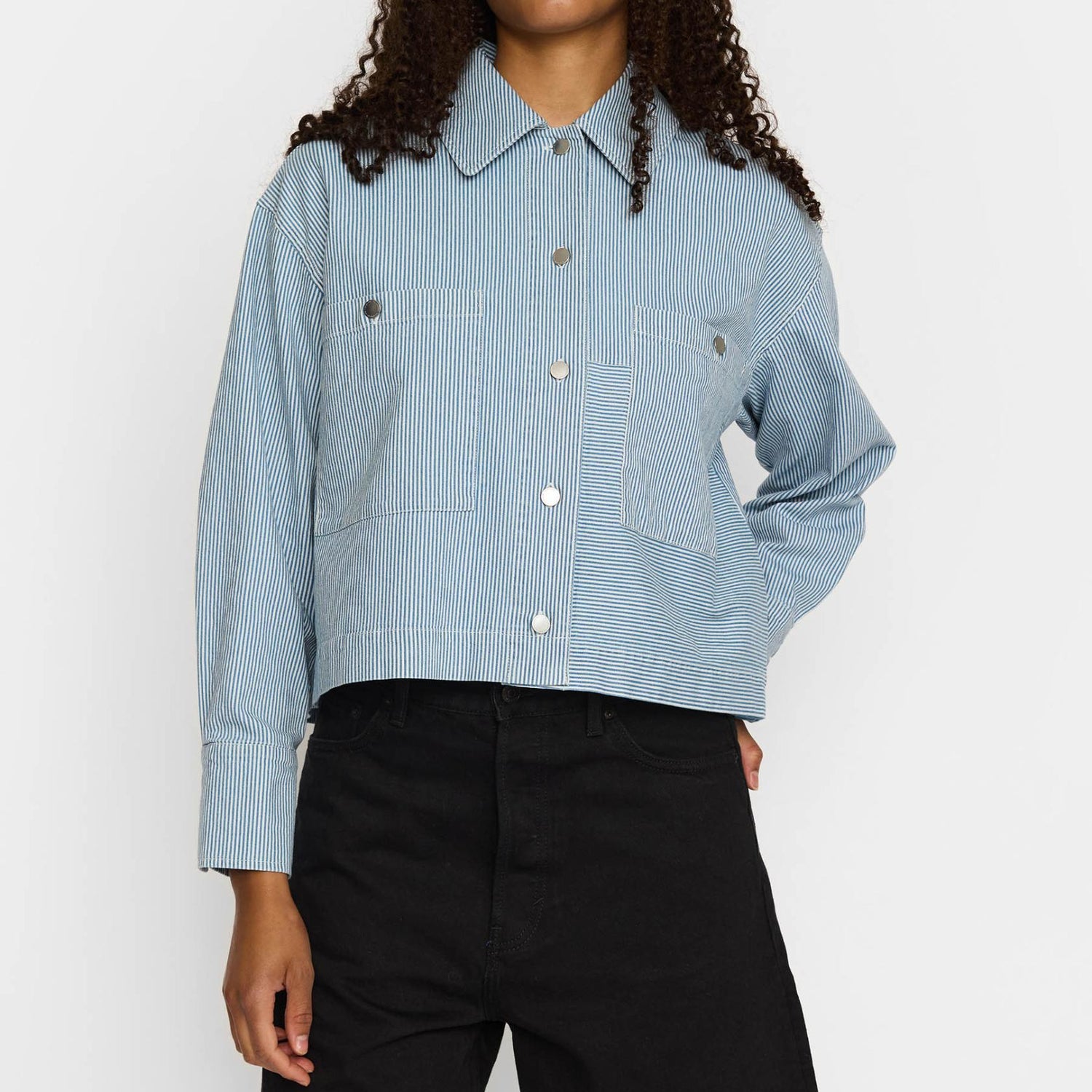 Cropped skjorte i blåstribet bomuld med oversized pasform og brede ærmer