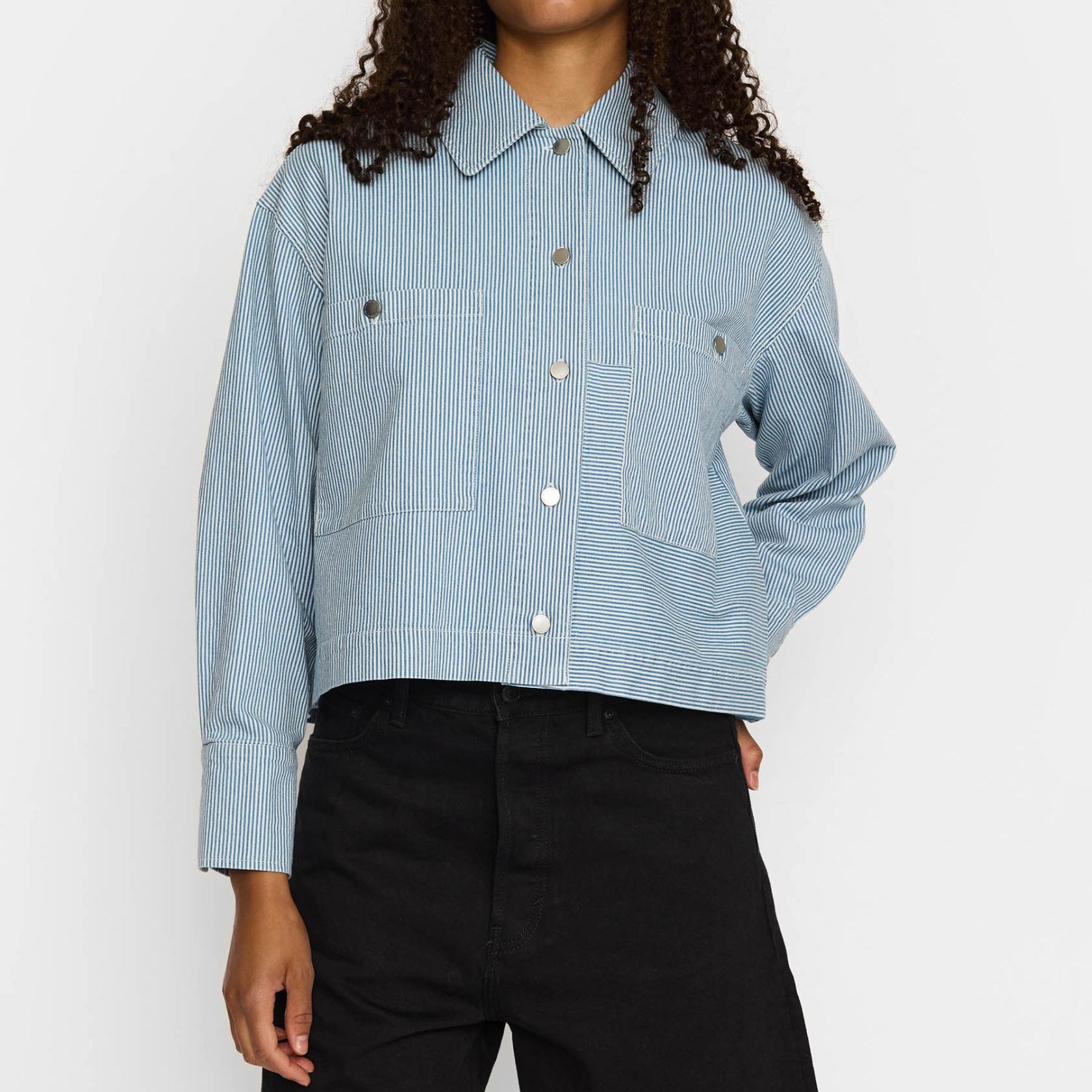 Cropped skjorte i blåstribet bomuld med oversized pasform og brede ærmer