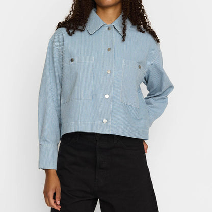 Cropped skjorte i blåstribet bomuld med oversized pasform og brede ærmer