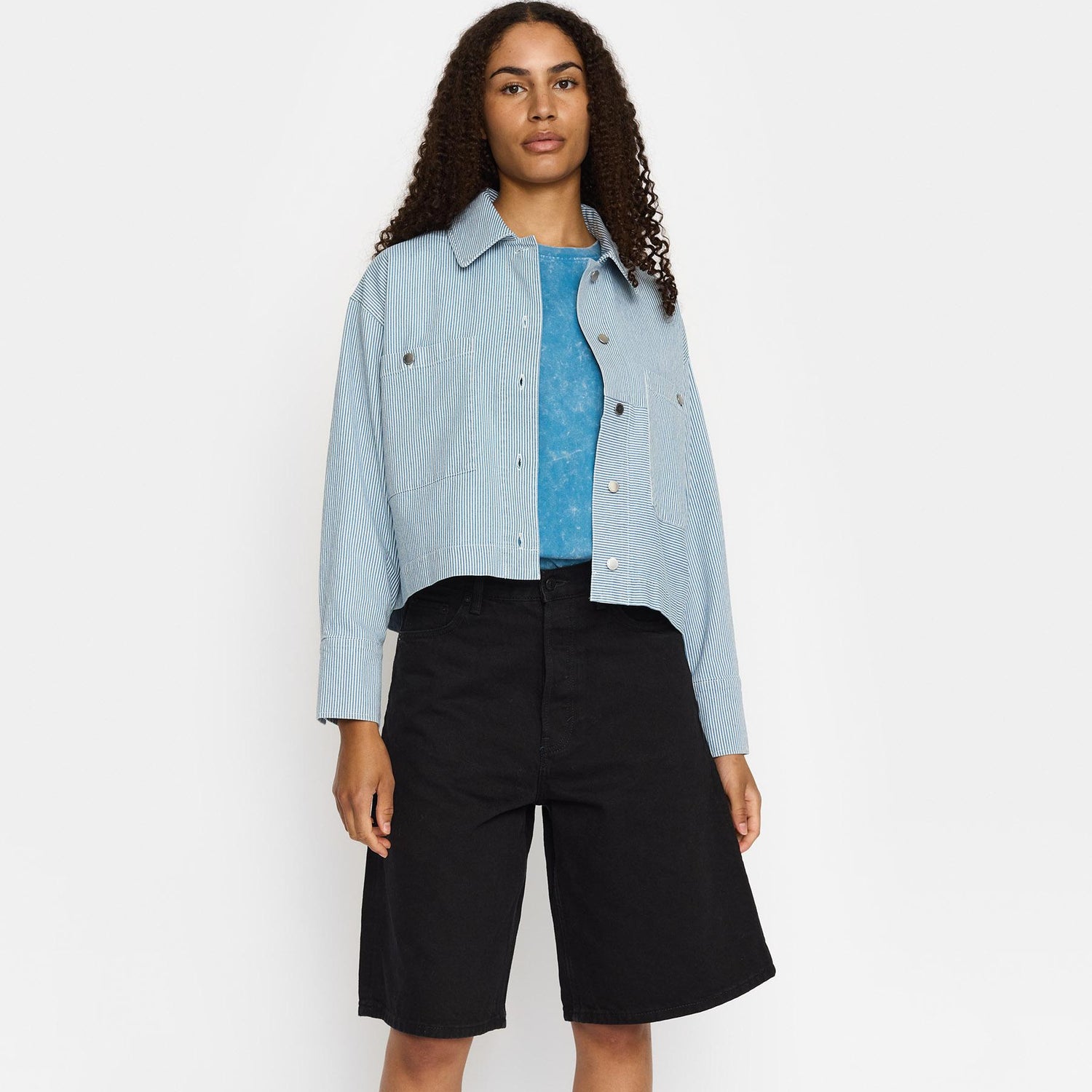 Blåstribet bomuldsskjorte med drop-shoulder skuldre og boxy snit