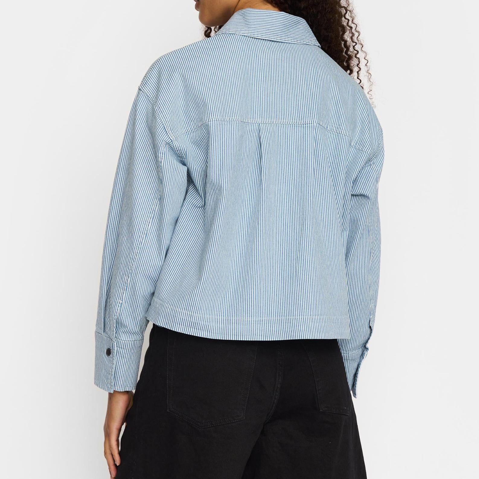 Cropped skjorte med lange, brede ærmer og metaliske knapper