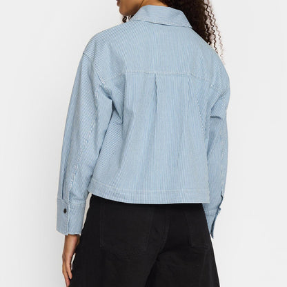 Cropped skjorte med lange, brede ærmer og metaliske knapper